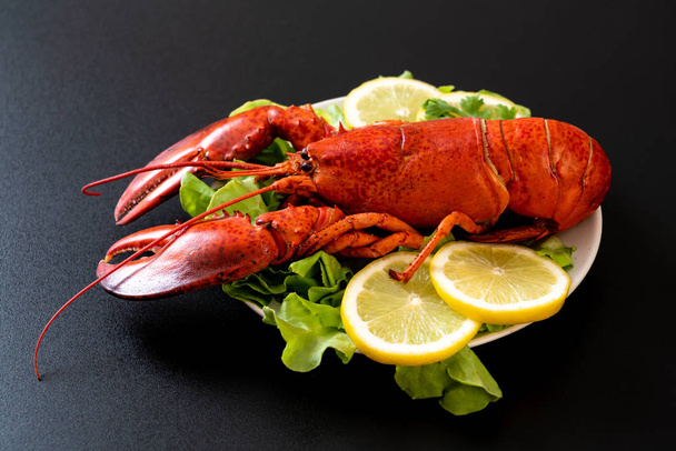 boiled lobster with vegetable and lemon - Fotografie, Obrázek
