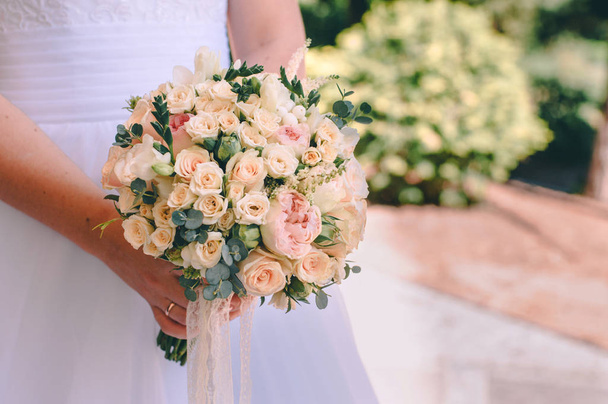 Bellissimo bouquet da sposa con nastri e pizzi - Foto, immagini