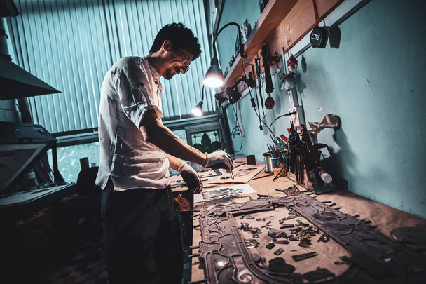Erfahrener Handwerker restauriert alte Glasscherben - Foto, Bild