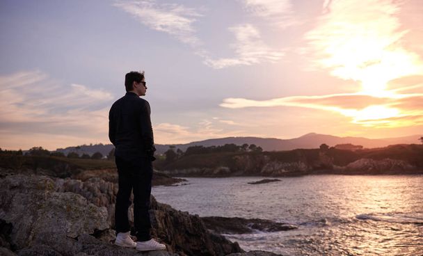 Hombre contemplando el mar
 - Foto, imagen