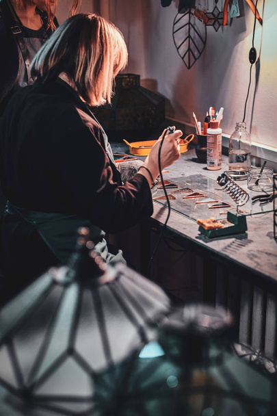 Twee vrouwen werken bij Glass Studio. - Foto, afbeelding