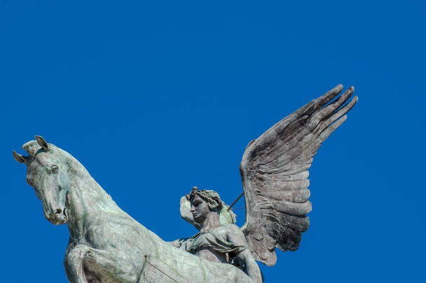 Statua in bronzo della Vittoria alata al Monumento Vittorio Emanuele, Altare della Patria, Piazza Venezia, Roma
 - Foto, immagini