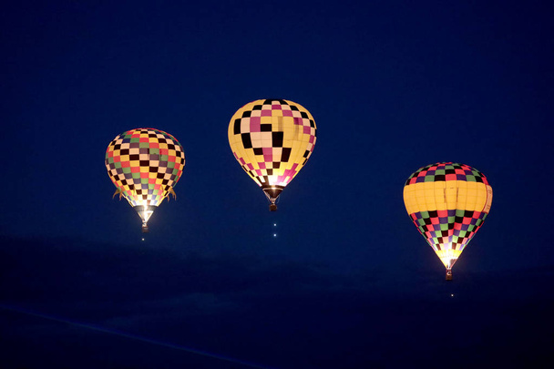 hete lucht ballonnen bij Night Sky - Foto, afbeelding