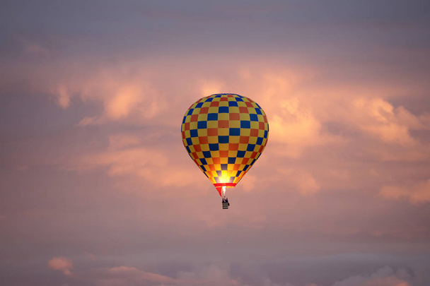 Horkovzdušný balón na obloze - Fotografie, Obrázek
