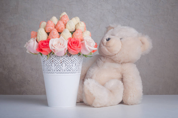Bouquet de fruits décoration avec peluche ours jouet sur la table - Photo, image