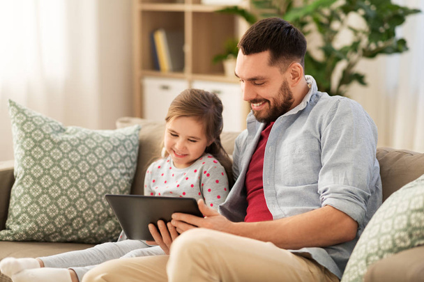 Vater und Tochter mit Tablet-Computer zu Hause - Foto, Bild