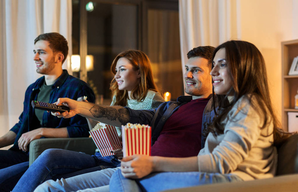 friends with popcorn watching tv at home - Φωτογραφία, εικόνα