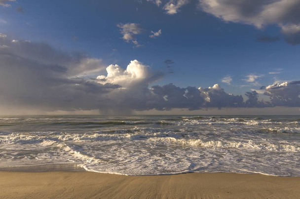 Piękne krajobrazy na brzegu morza z pochmurne niebo w tle - Zdjęcie, obraz
