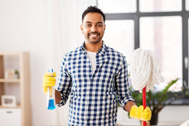 Ινδικό άτομο με καθαρισμό σφουγγαρίστρα και απορρυπαντικό στο σπίτι - Φωτογραφία, εικόνα