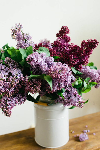 Buquê roxo de flores lilás em um vaso elegante na mesa de madeira
 - Foto, Imagem
