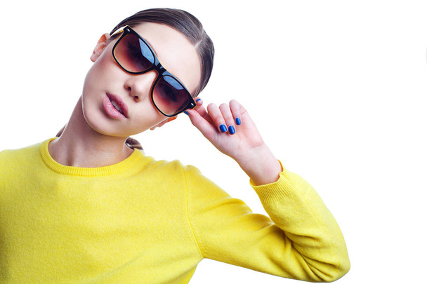 Stilvoll schöne Frau in Sonnenbrille und hellem Pullover - Foto, Bild