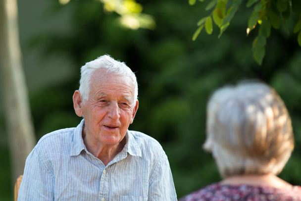 Vieil homme et femme parlent dans le parc
 - Photo, image
