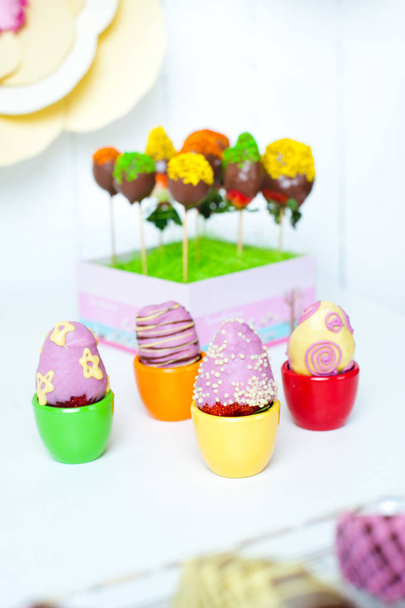Variété de fruits couverts d’un chocolat de couleur - Photo, image