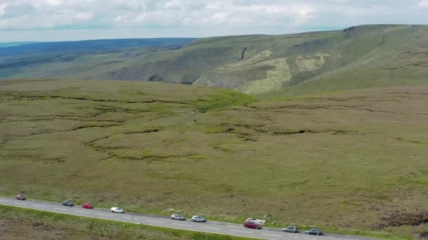 Luchtfoto 4k beelden van de Snake Pass Road en de omliggende Peak District National Park in de zomer 2019 - Video