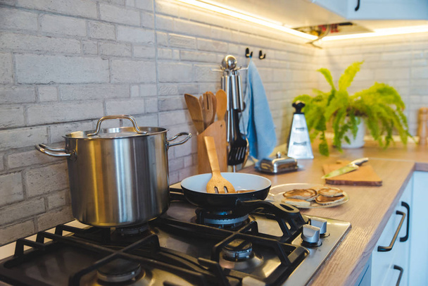 сковородка на плите с блинами
 - Фото, изображение