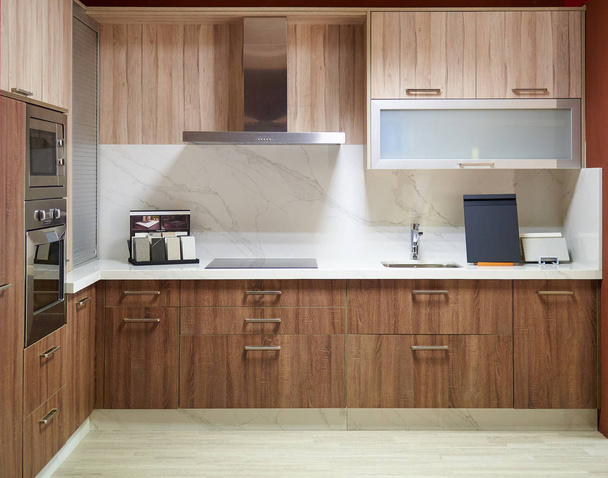 Moderní kuchyňská výstava vyrobena ze dřeva - Fotografie, Obrázek