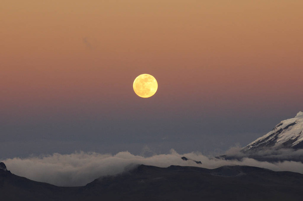 Super luna sobre la coordillera de los Andes ecuatorianos - Valokuva, kuva