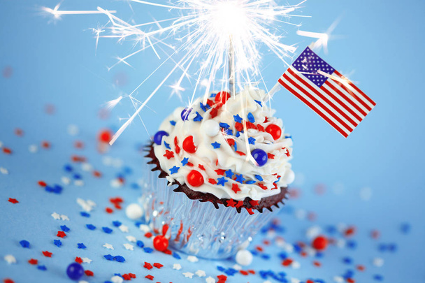 国旗、振りかける、および線香花火と7月のカップケーキの第四 - 写真・画像