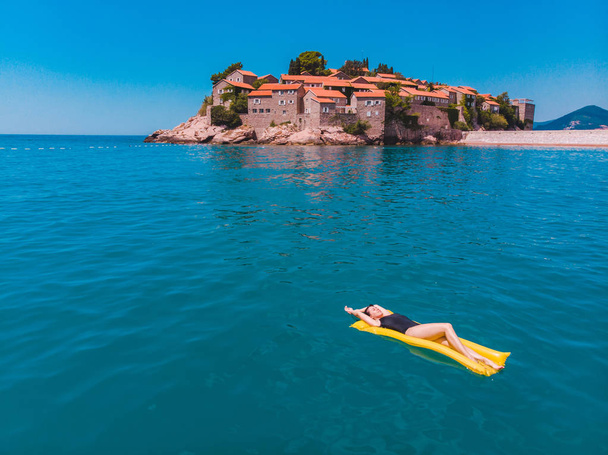 jeune jolie femme nageant dans la mer bleue. sveti stefan plage
 - Photo, image