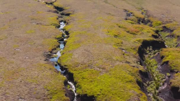 Snake Pass yolunun ve çevreleyen Peak District National Park 'ın havadan 4k görüntüleri 2019 - Video, Çekim