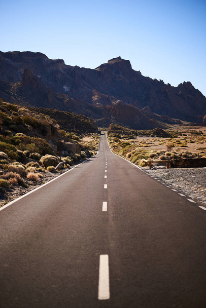 Route vide vers les montagnes de Tenerife, Espagne
 - Photo, image