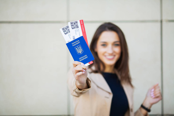Seyahat. Yurtdışında pasaport iki hava bileti tutan kadın Havaalanı yakın - Fotoğraf, Görsel