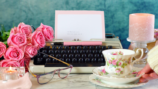 Romántica escena de escritura vintage, pausa para el té con una vieja máquina de escribir
. - Foto, Imagen