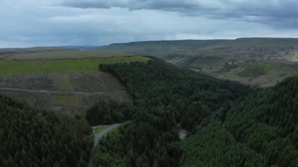 Luchtfoto 4k beelden van de Snake Pass Road en de omliggende Peak District National Park in de zomer 2019 - Video
