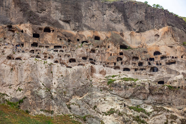Вид на пещеры Вардзии. Вардзия - пещерный монастырь на юге
 - Фото, изображение