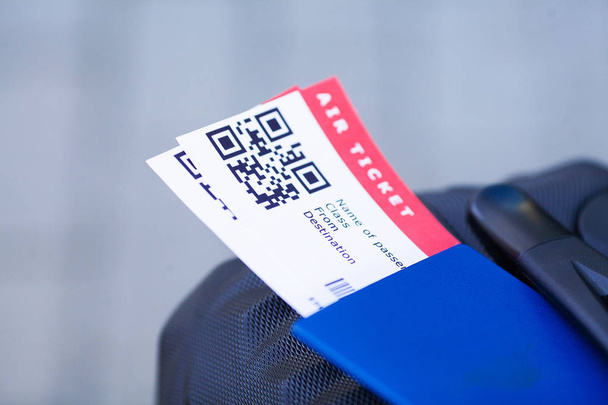 空港近くの海外パスポートに2枚の航空券をクローズアップ - 写真・画像