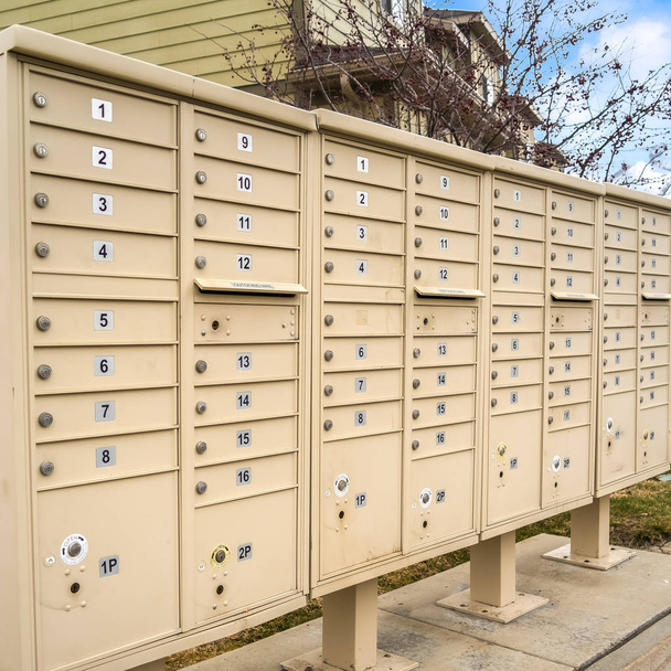 Жилые почтовые ящики с нумерованными купе на обочине дороги
 - Фото, изображение