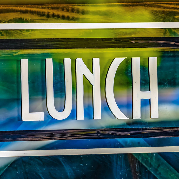 Закрыть вид на табличку "Обед" на стеклянной стене ресторана
 - Фото, изображение