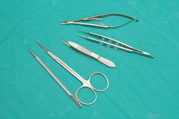 Set di chirurgia oculare, set di strumenti chirurgici su tavolo sterile
 - Foto, immagini