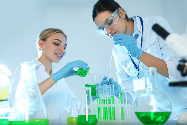 Female scientists working with sample in chemistry laboratory - Valokuva, kuva