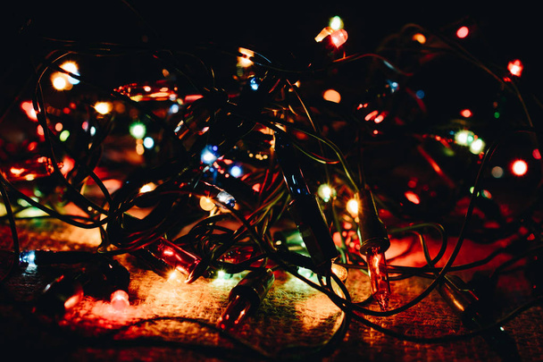 Luzes de Natal em um fundo na exposição
 - Foto, Imagem