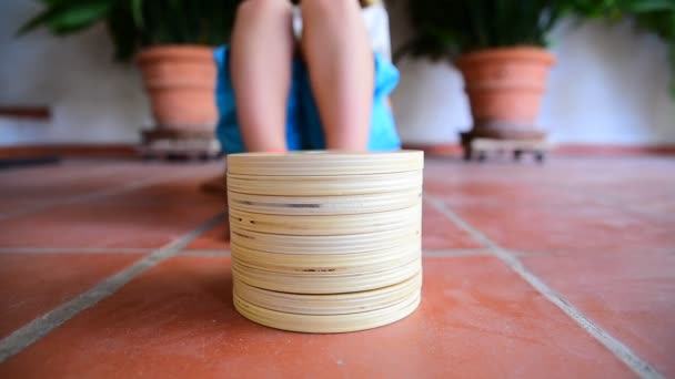  Közeli fel egy fából készült Montessori játék, míg a gyermek játszik vele, hogy fejlessze a kézügyesség, koncentrált - Felvétel, videó