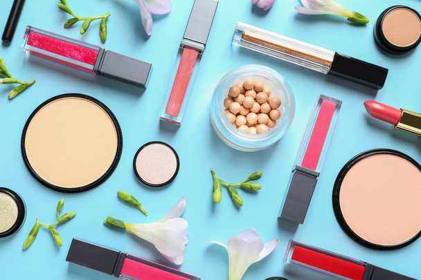 Makeup products and flowers on color background, flat lay - Foto, immagini
