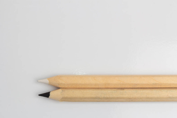 Белые и черные карандаши на белом фоне
 - Фото, изображение