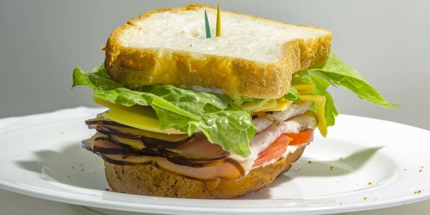 Sappige deli dik belegde sandwich - Foto, afbeelding