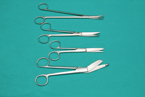 conjunto de instrumento de tijeras médicas en mesa estéril
 - Foto, Imagen