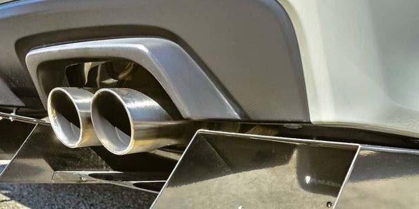 Двойная выхлопная труба на специальном автомобиле
 - Фото, изображение