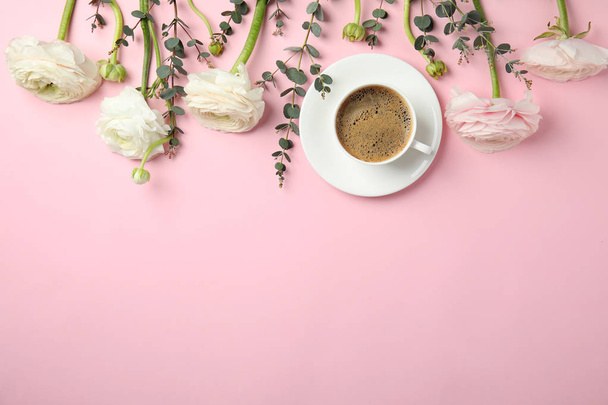Płaski skład lay z wiosennych kwiatów Jaskier i filiżankę kawy na kolorowym tle. Miejsce na tekst - Zdjęcie, obraz