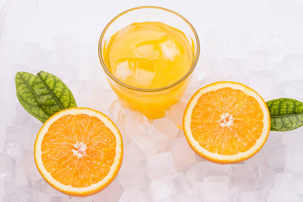 Taze ve lezzetli portakal ve portakal suyu - Fotoğraf, Görsel