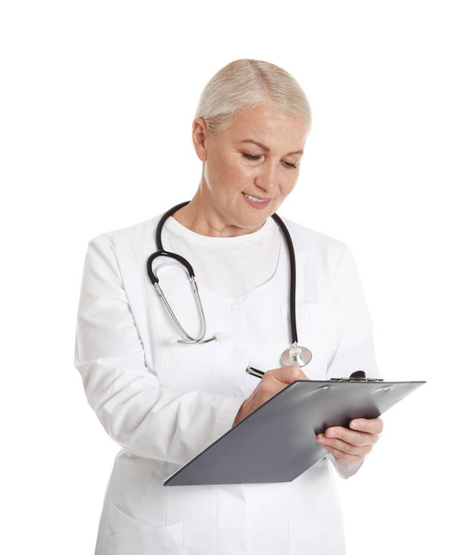 Portrait de femme médecin avec presse-papiers isolé sur blanc. Personnel médical
 - Photo, image