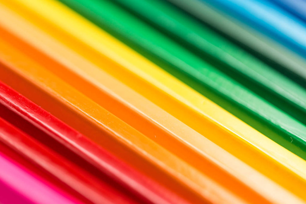 Un lápiz de colores para dibujar
 - Foto, imagen