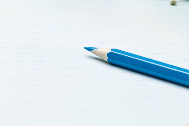 Ένα έγχρωμο μολύβι για το σχέδιο - Φωτογραφία, εικόνα