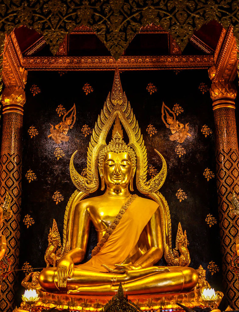 Golden buddha statue in Thai temple, with Have a tree cover - Foto, immagini