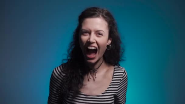 dark hair woman deeply angry and scream - Filmati, video