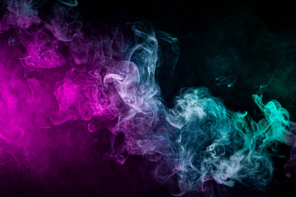 Humo denso multicolor de colores azul y púrpura sobre un fondo negro aislado. Antecedentes de humo vap
 - Foto, Imagen