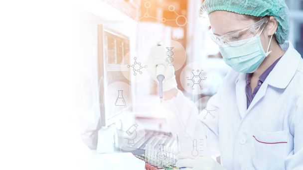 Retrato de una mujer investigadora trabajando en un laboratorio científico usando microscopio con un colega trabajando en segundo plano
 - Foto, Imagen